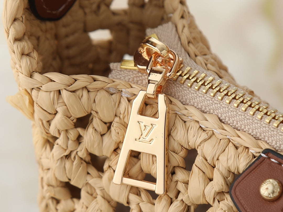 Hills Pochette Beach Bag