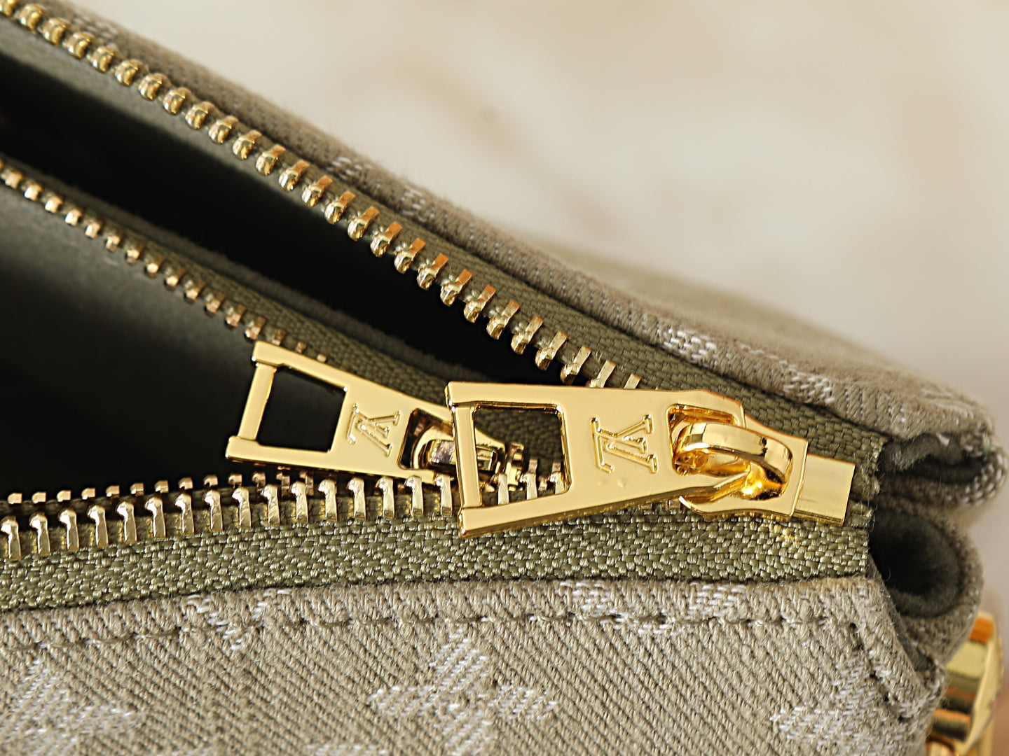 Luxury Canvas Crossbody Bag with Gold Chain Strap