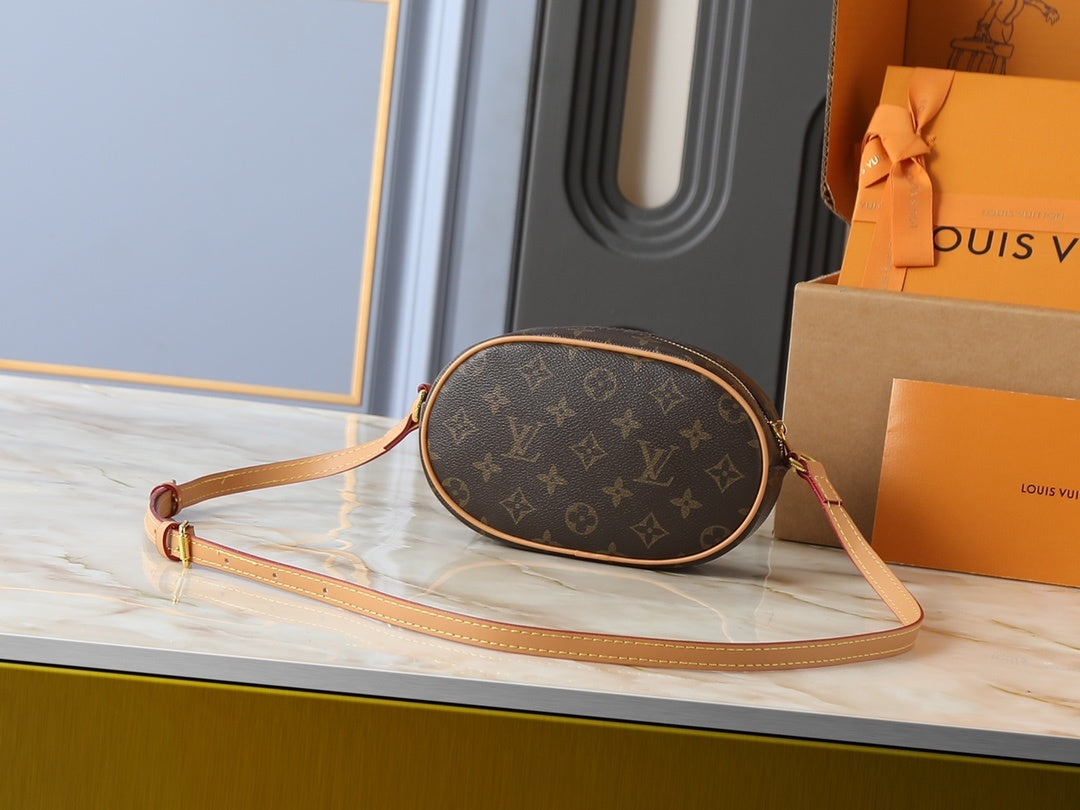 Boite Chapeau Shoulder Bag