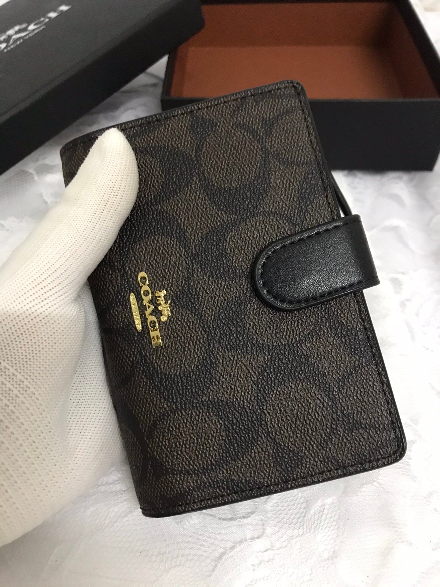 C Signature Medium Corner Zip Wallet
