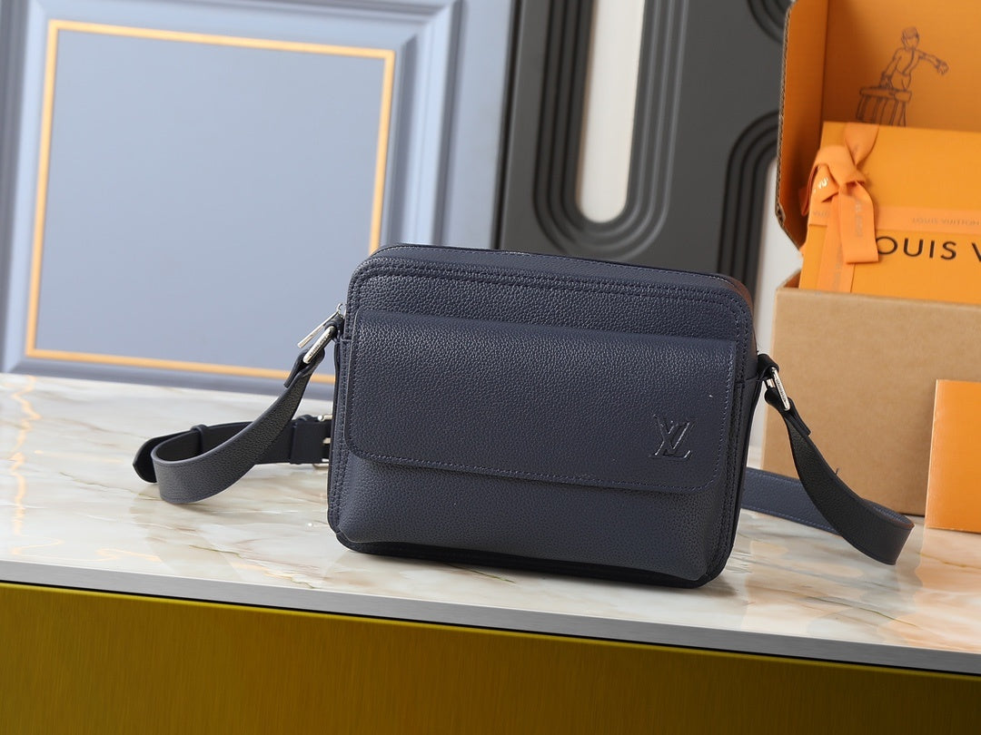 Boarding Messenger Bag