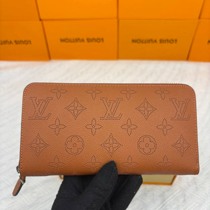 Sarah Wallet Monogram