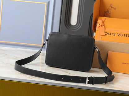 Boarding Messenger Bag