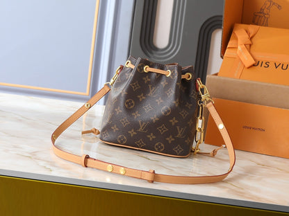 Coussin Bucket Women Bag