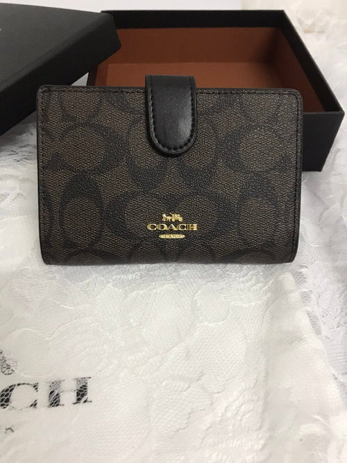 C Signature Medium Corner Zip Wallet